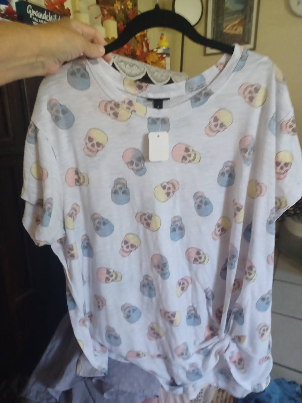 torrid White Short Sleeve Top with Pastel Skull Print